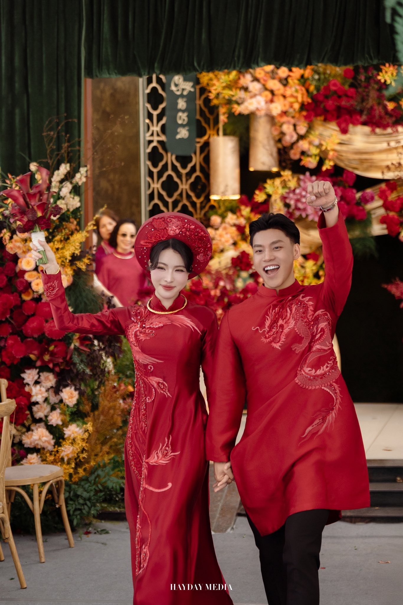 Sân bóng làng được dựng rạp cưới hoành tráng