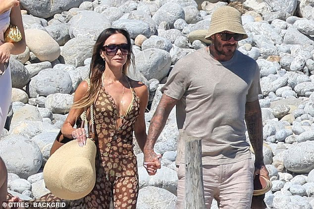 Victoria Beckham mặc váy hoa giống con gái