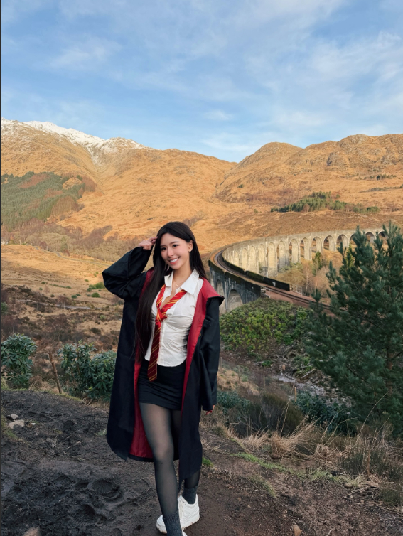 Hot girl Veronica cosplay Harry Potter tại nhà ga cổ điển
