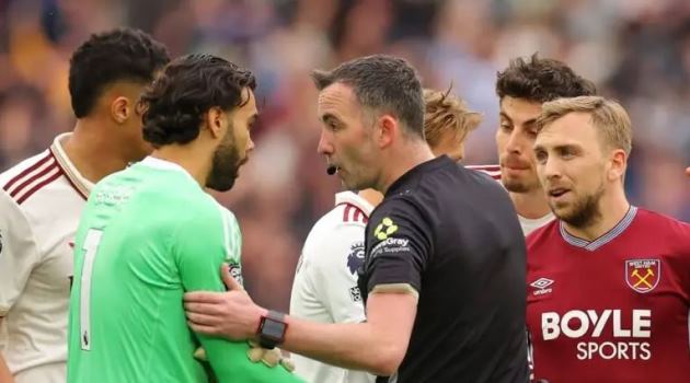 Tranh cãi VAR trong trận Arsenal vs West Ham