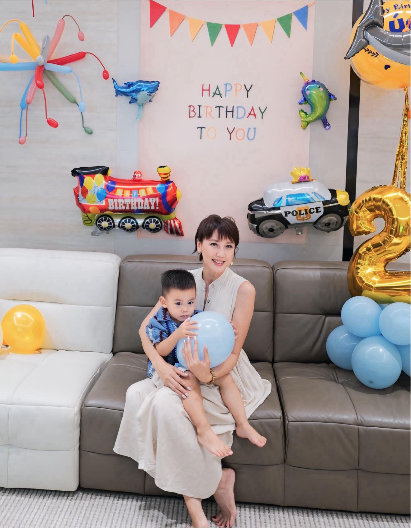 Mẹ đẻ Doãn Hải My diện trang phục thanh lịch