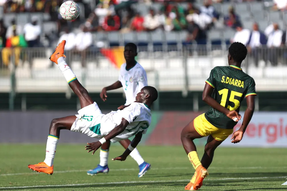 U17 Mali (áo xanh) để thua trước U17 Senegal