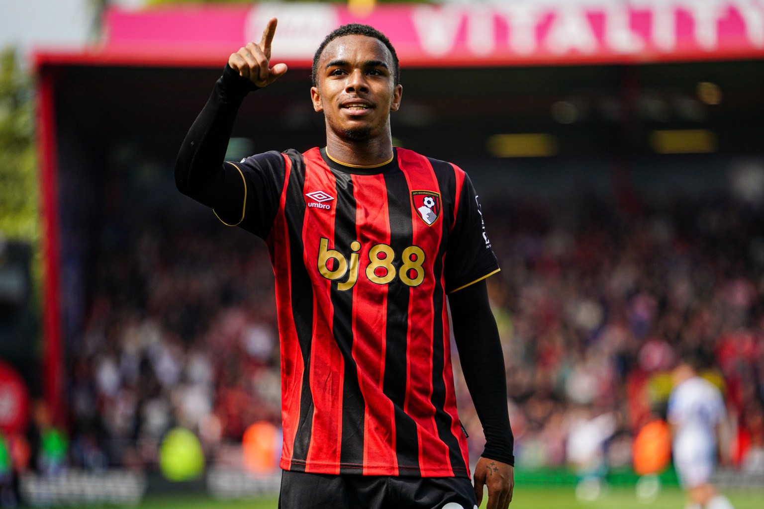 Junior Kroupi Bournemouth ăn mừng bàn thắng