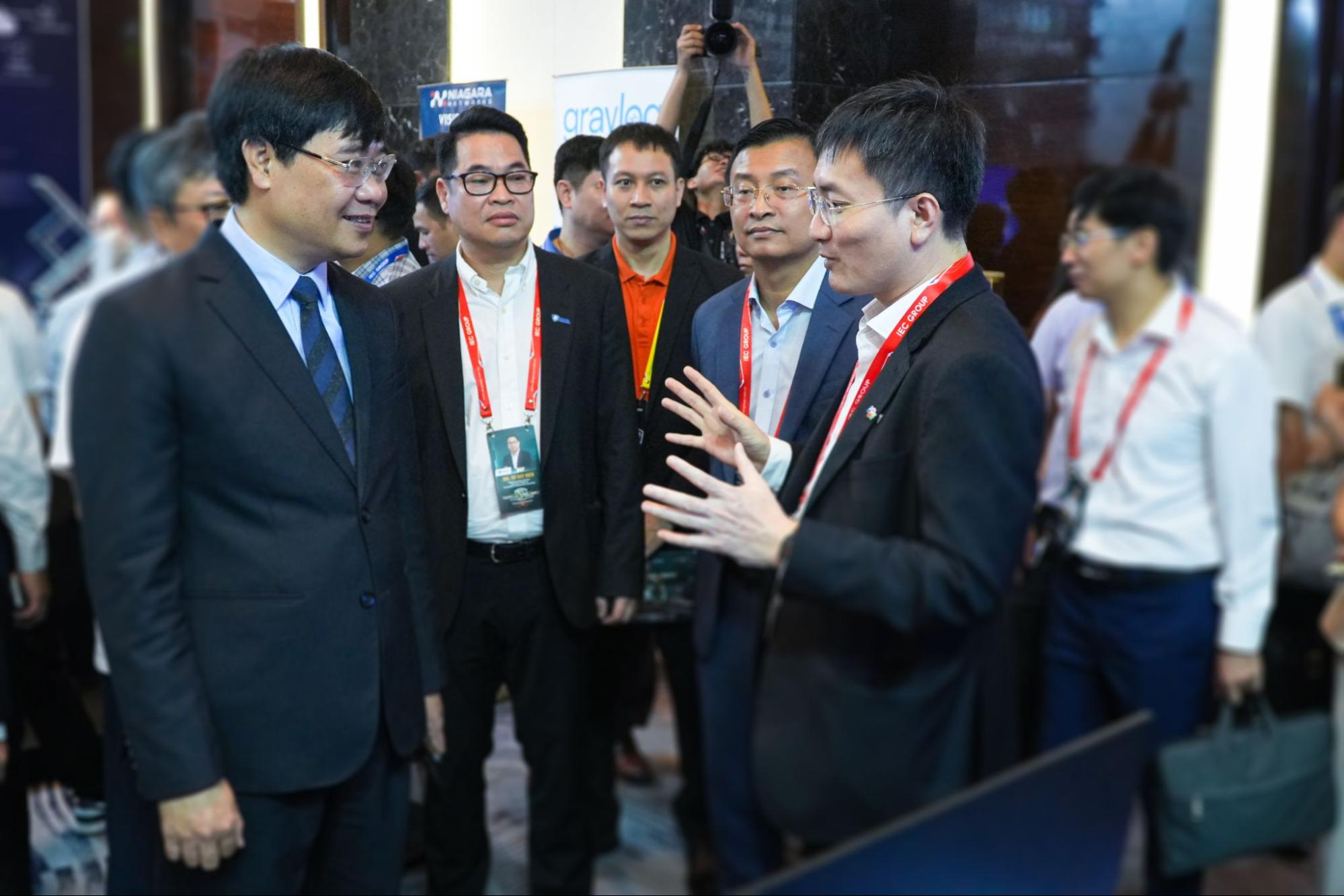 Đại tá, Tiến sĩ Nguyễn Hồng Quân, Thiếu tướng Nguyễn Tùng Hưng cùng đoàn đại biểu nghe giới thiệu về góc tiếp cận và hệ sinh thái bảo mật Made by FPT Giới thiệu hệ sinh thái bảo mật Made by FPT