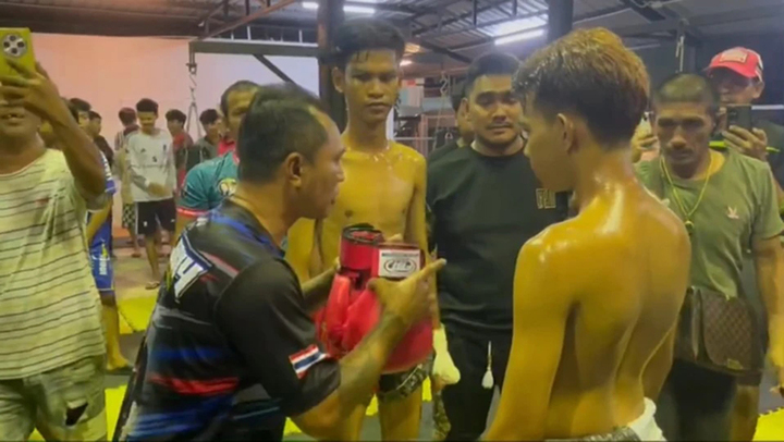 Thanh niên Banyat và Nattapong trên sàn đấu Muay