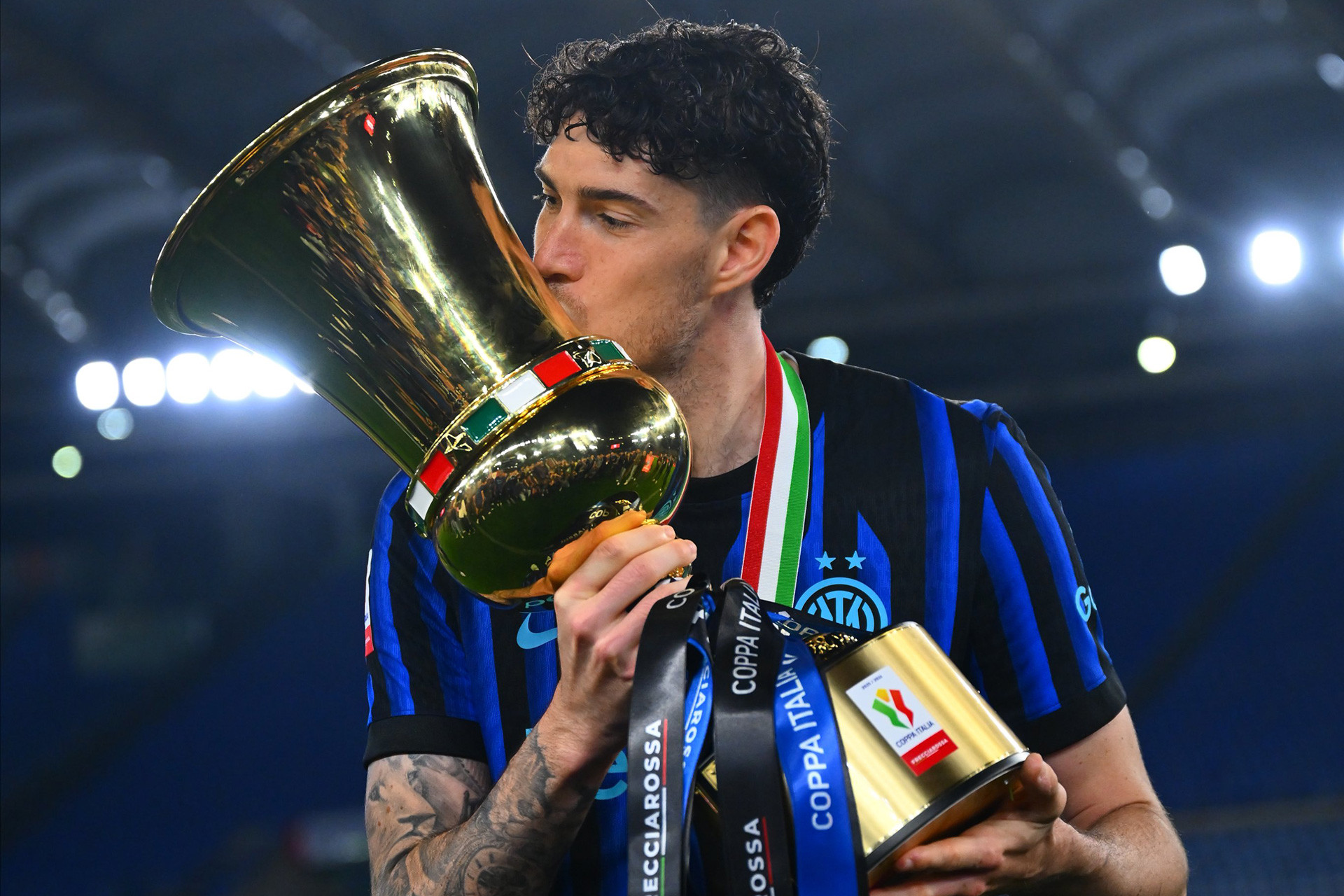 Bastoni khoác áo Inter Milan