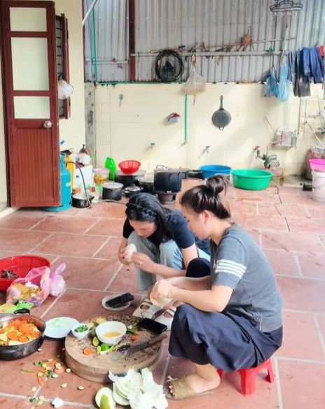 Doãn Hải My khéo léo phụ giúp chị dâu vào bếp