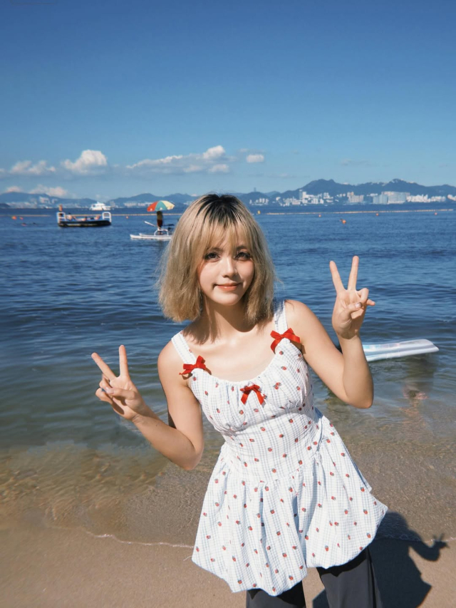 Hot girl phản ứng vui vẻ trước sự nổi tiếng bất ngờ Phản ứng tích cực của hot girl trước sự nổi tiếng
