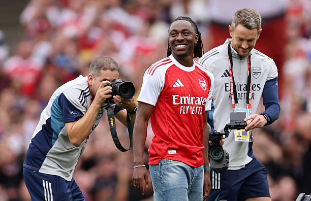 Eze trở thành nhà vô địch Ngoại Hạng Anh ngay sau khi gia nhập Arsenal. Eze ăn mừng chức vô địch cùng Arsenal