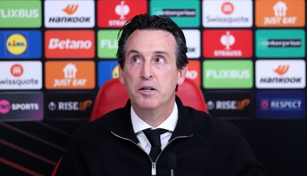 HLV Unai Emery trong trận đấu với Nottingham Forest