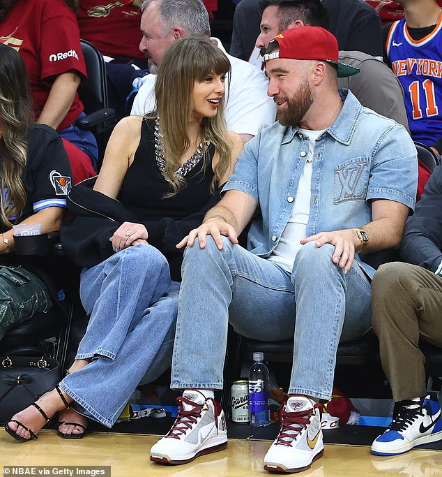 Travis Kelce thể hiện sự thích thú về việc đổi họ sau cưới cùng Taylor Swift