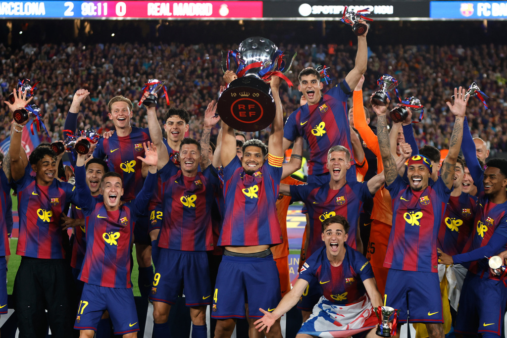 Barcelona nâng cao chiếc cúp vô địch La Liga