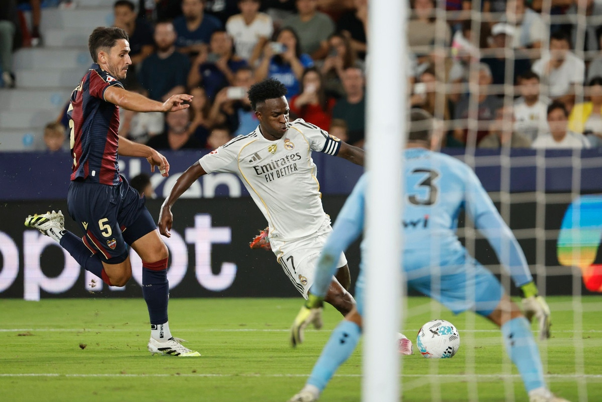 Vinicius có thể rời Real Madrid hướng tới Ngoại hạng Anh