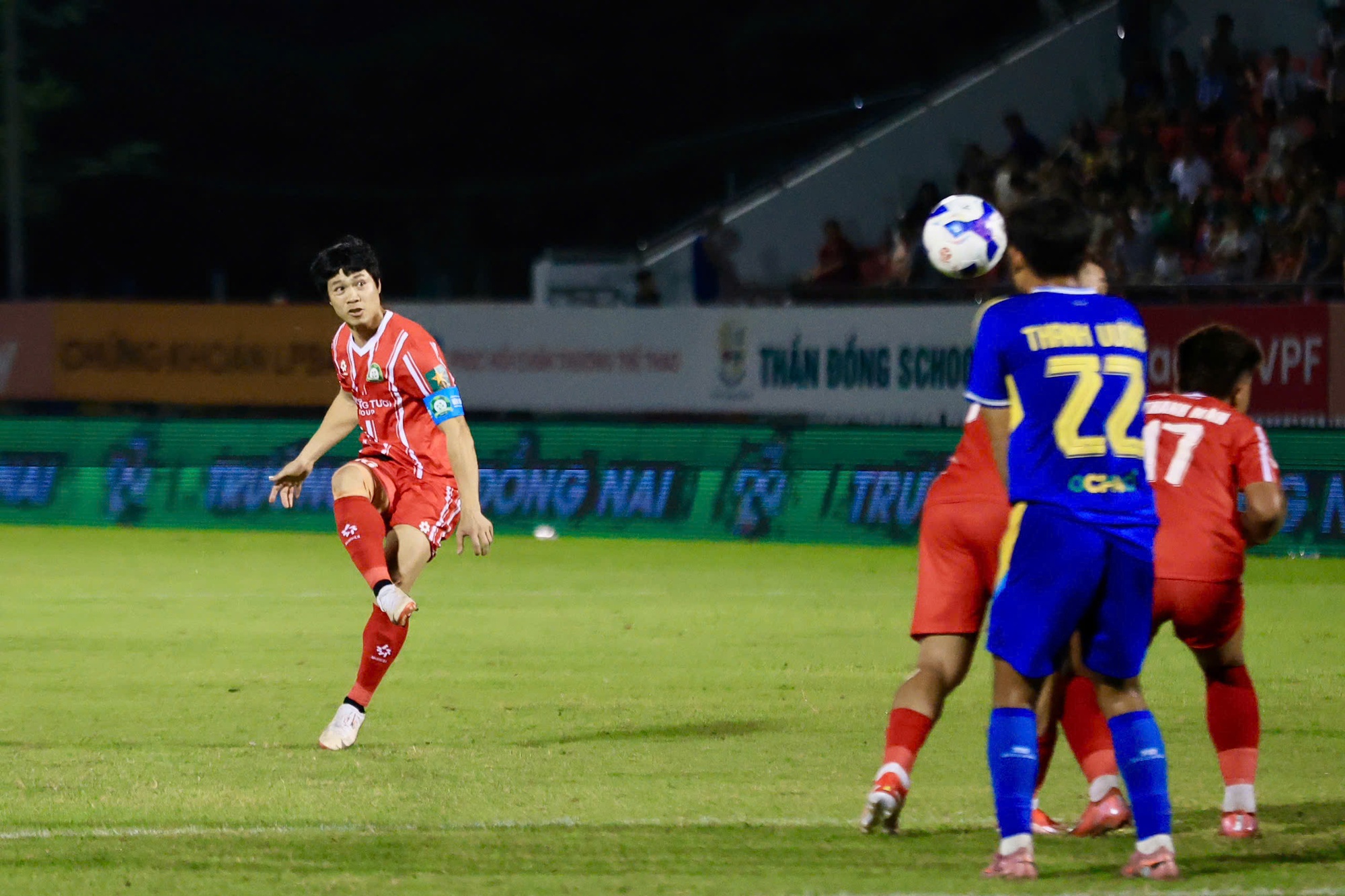 Công Phượng sút phạt ghi bàn