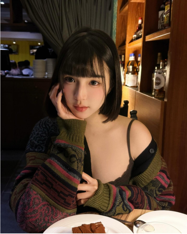 photo-1778992491763 Hot girl mặc áo hai dây đơn giản