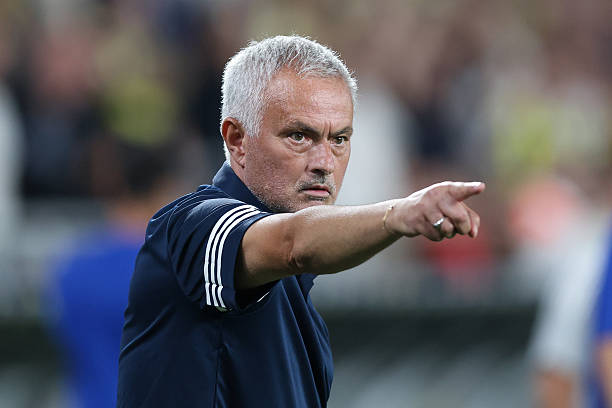 Mourinho nên gạt bỏ quy tắc lỗi thời ở Real Madrid