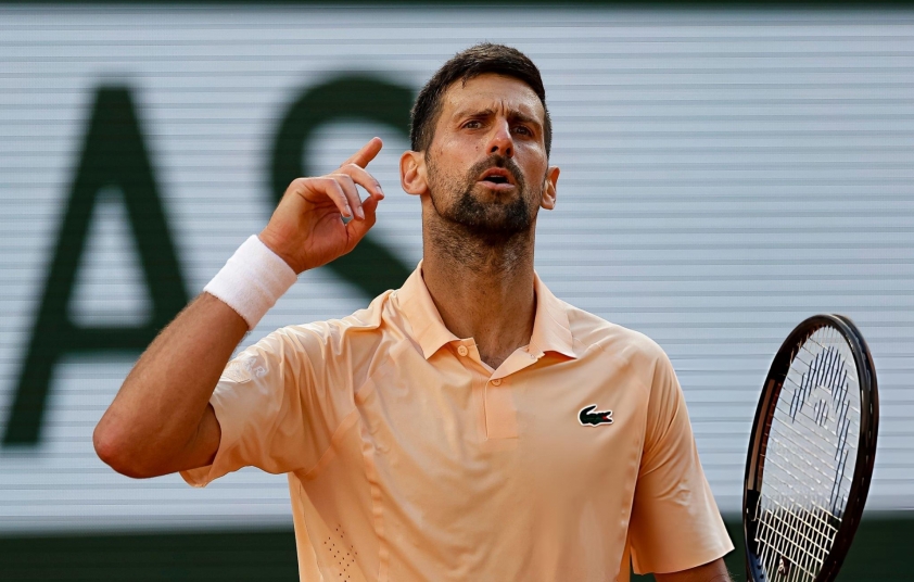 Djokovic thi đấu vất vả dưới trời nắng nóng
