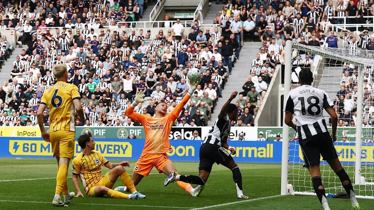 Newcastle tấn công mạnh mẽ