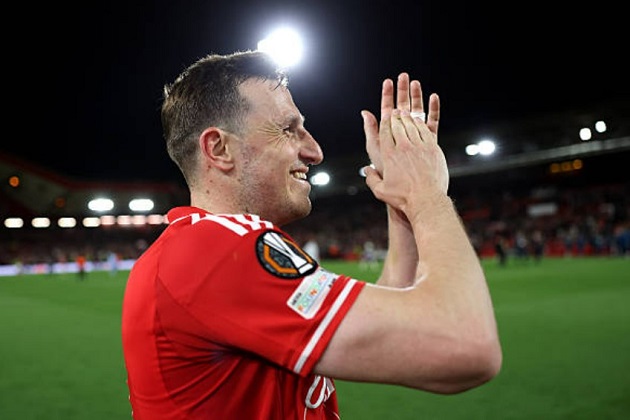 Chris Wood ăn mừng bàn thắng trên sân City Ground
