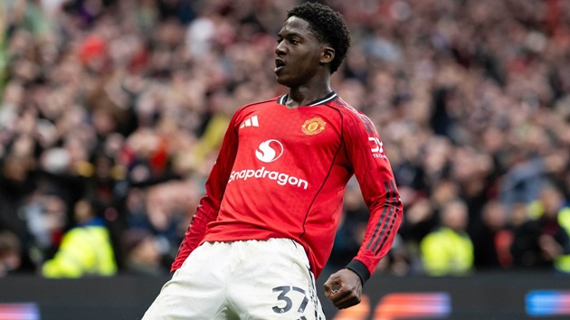 Mainoo suýt rời Man Utd khi bị HLV Amorim ngó lơ