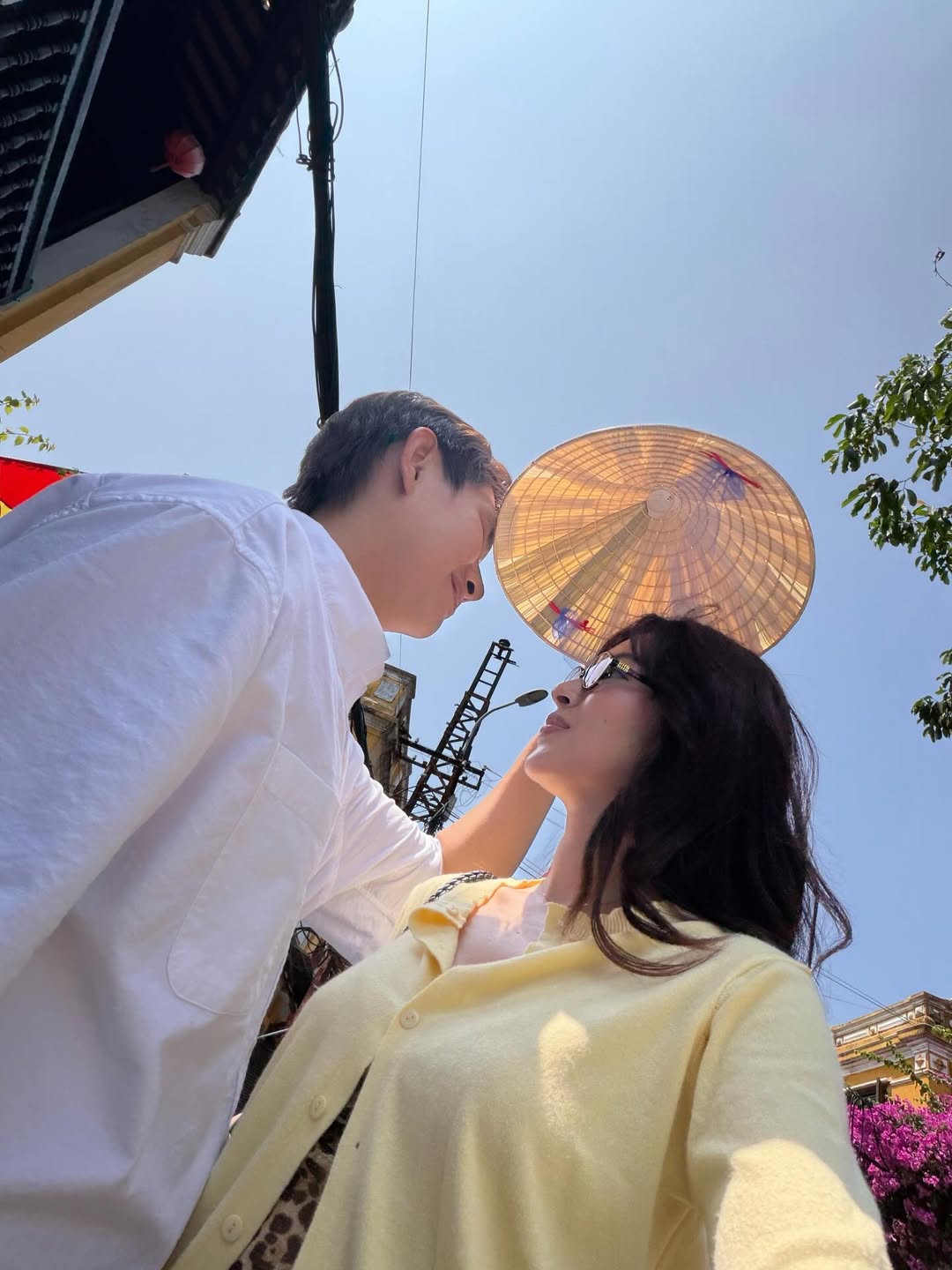 Cặp đôi không ngại tình tứ và ngày càng thoải mái chia sẻ hơn trên mạng xã hội