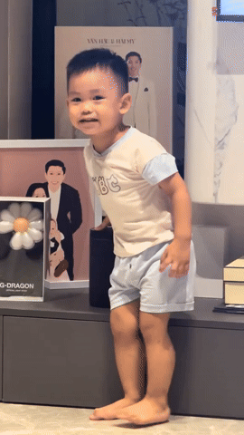 Bé Lúa tương tác với loa AI