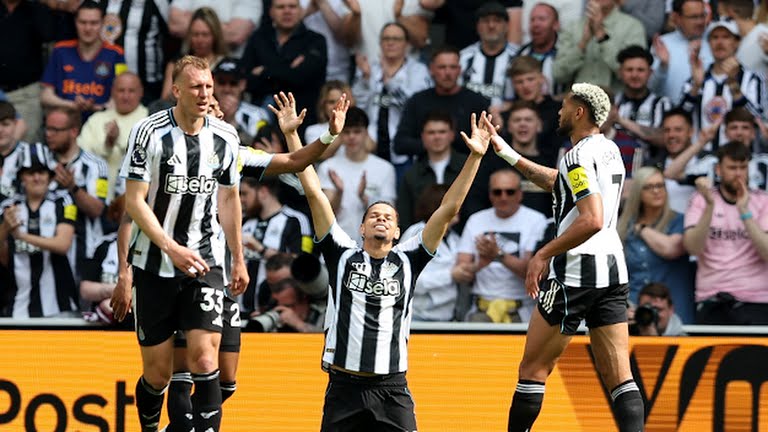 Newcastle ăn mừng bàn thắng