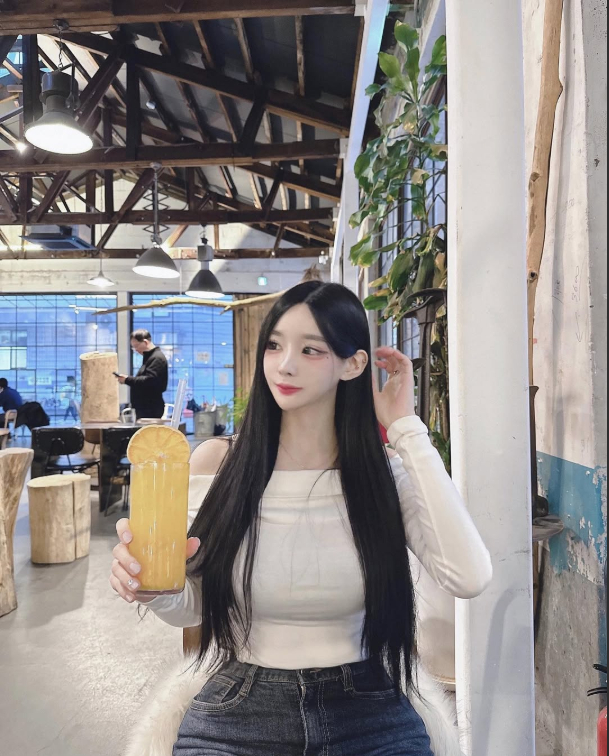 Visual nổi bật của hot girl quán net
