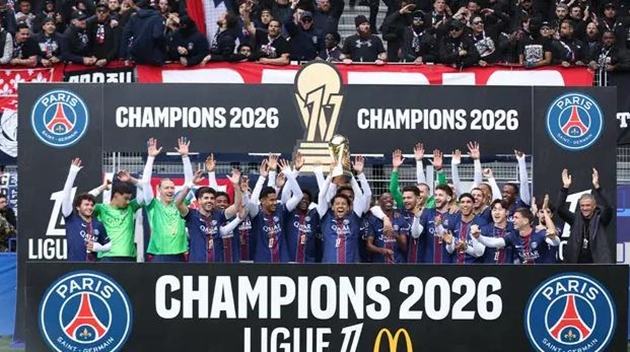 PSG buộc phải nâng cúp vô địch Ligue 1 ngay trước khi thi đấu với Paris FC. PSG nâng cúp vô địch Ligue 1 trước trận derby