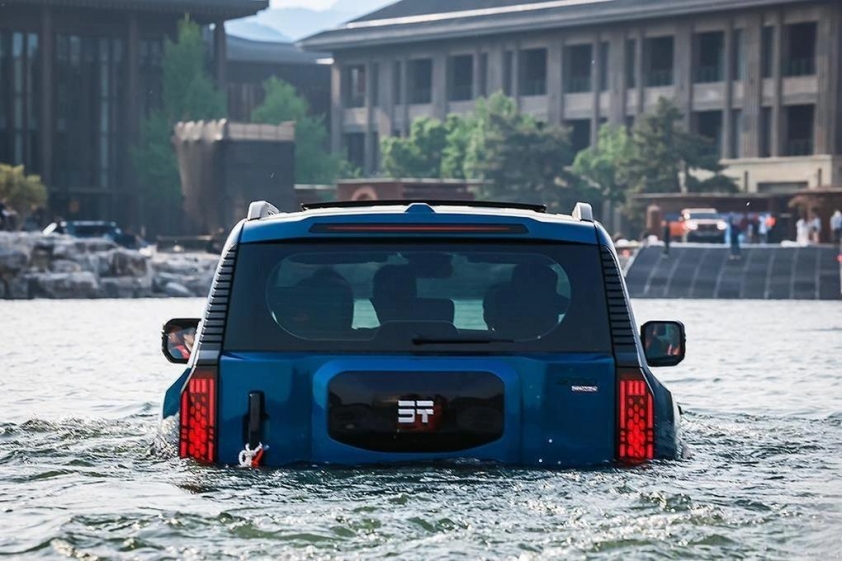 Jetour G700 Ark Edition bơi trên sông