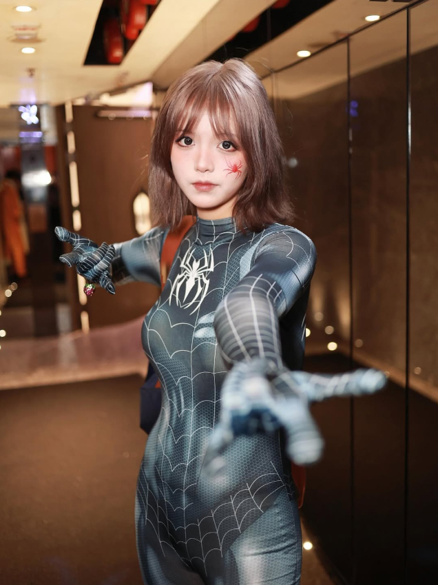 Phong cách cosplay Nhện Đen cá tính Hot girl với phong cách cosplay Nhện Đen