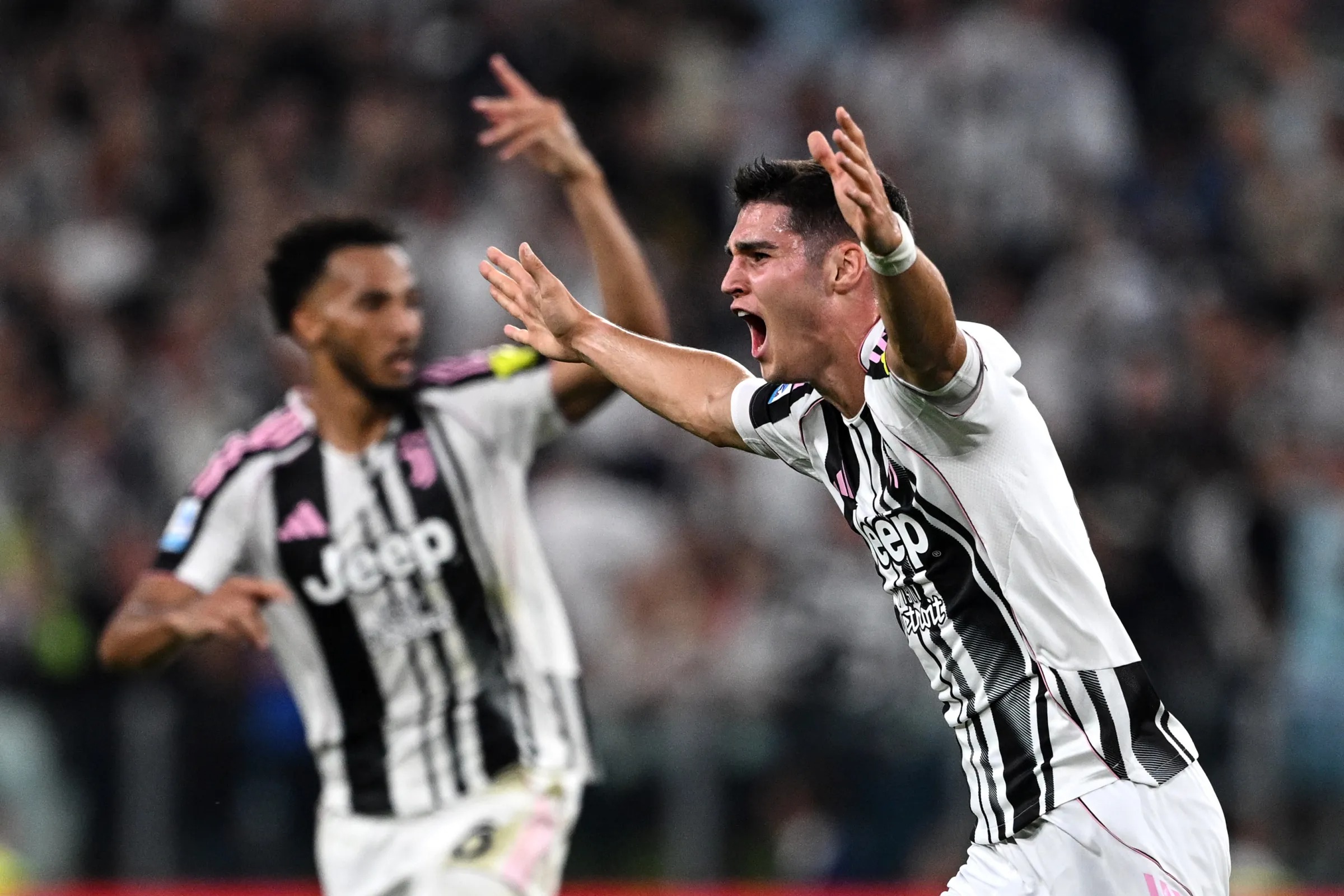 Juventus đánh bại Inter trong một trận derby Italy khó quên