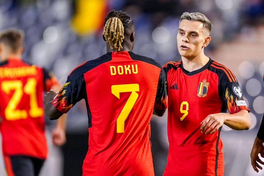 Jeremy Doku và Leandro Trossard nổi bật trên hàng công ĐT Bỉ