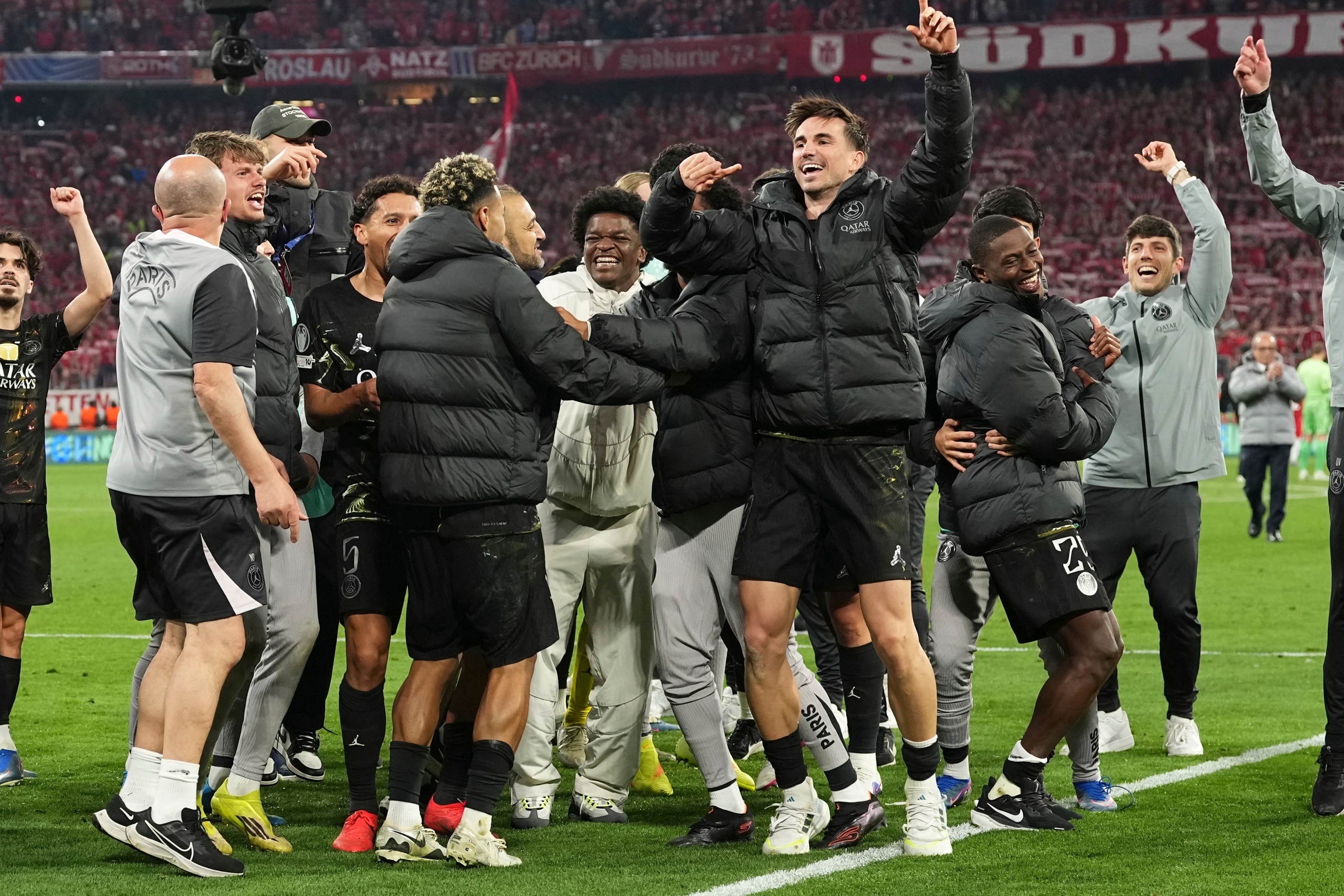 Các cầu thủ PSG vỡ òa sau tiếng còi kết thúc trận đấu