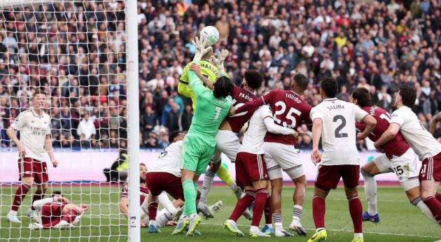 Pha bóng gây tranh cãi trong trận West Ham vs Arsenal
