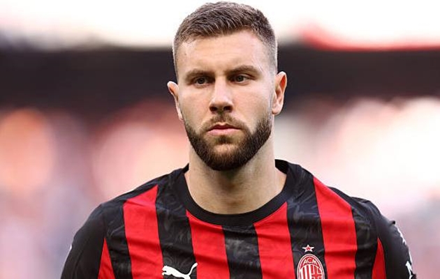Strahinja Pavlovic thi đấu cho AC Milan