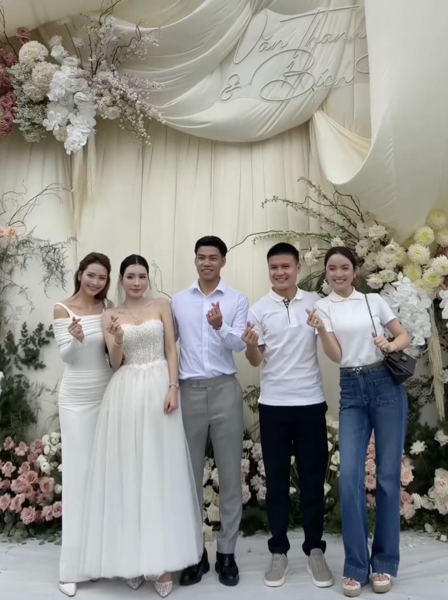 Vợ chồng Quang Hải - MC Huyền Trang tại đám cưới Văn Thanh