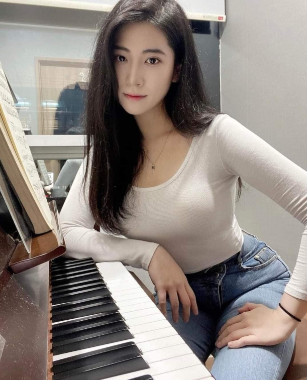 Hot girl dạy piano tích cực phát triển kỹ năng chuyên môn Nữ giảng viên piano trẻ trung với phong cách hiện đại