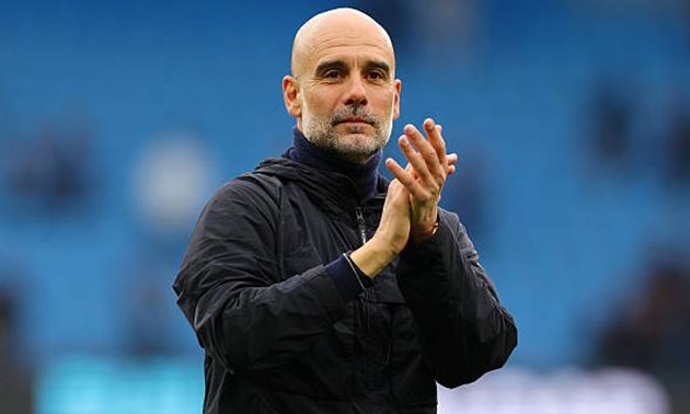 Pep Guardiola vui mừng sau chiến thắng trước Brentford
