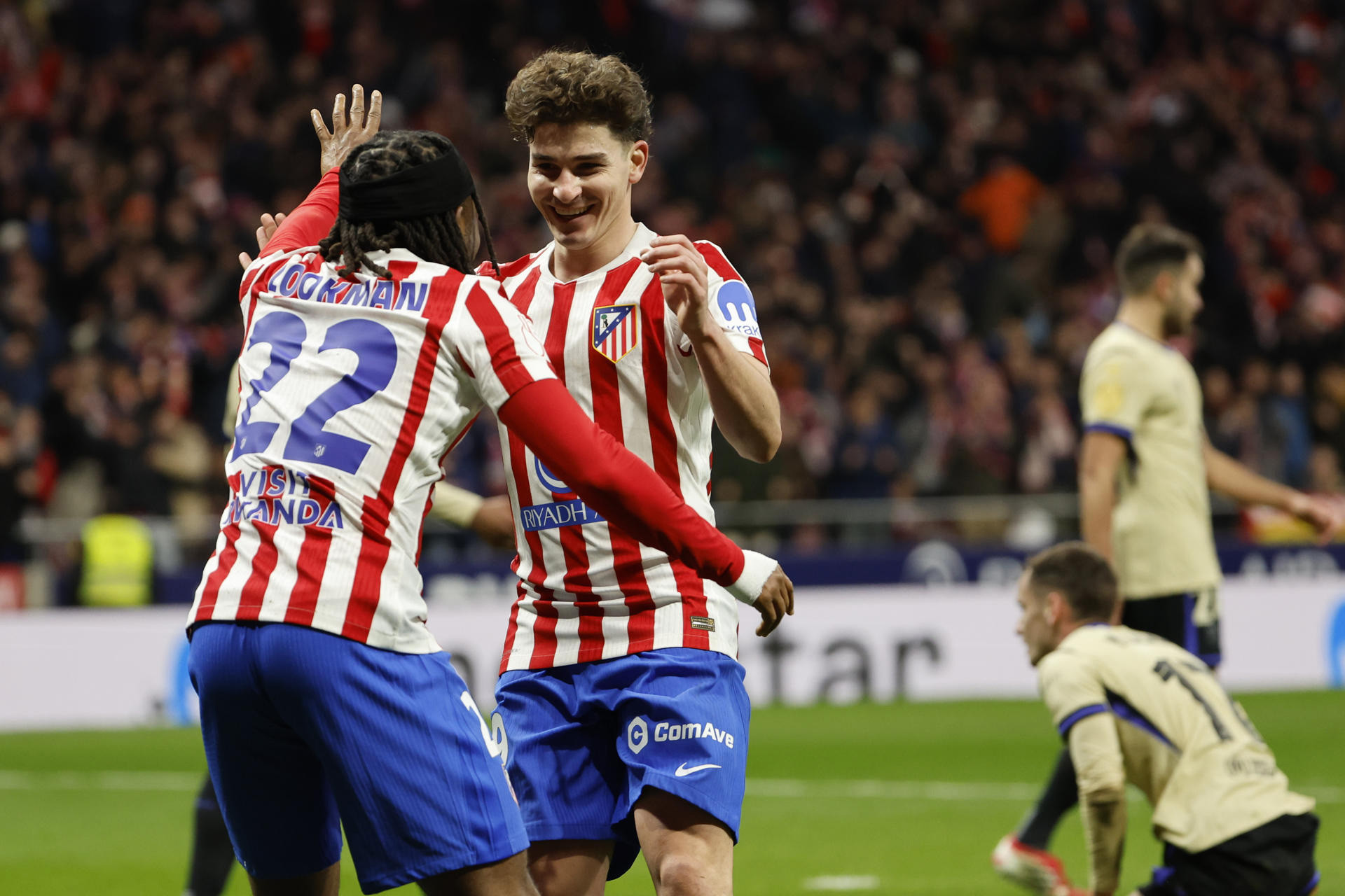 Julian Alvarez trong màu áo Atletico và Barca