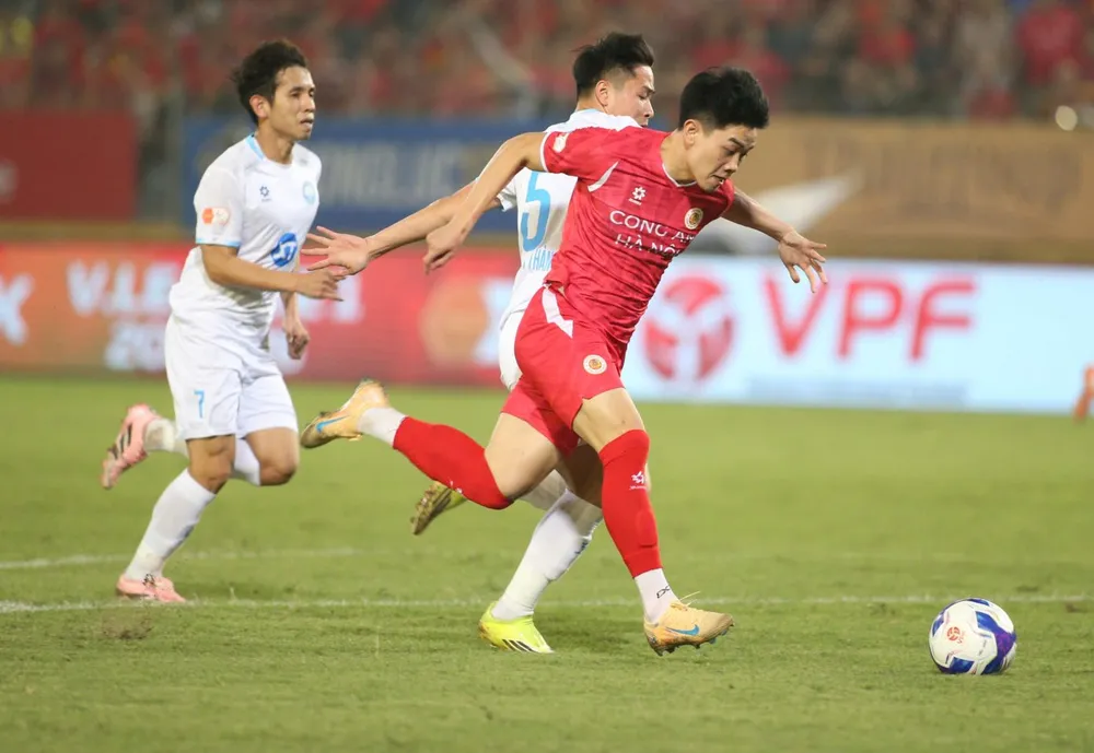 Tiền đạo Đình Bắc trong trận đấu V-League
