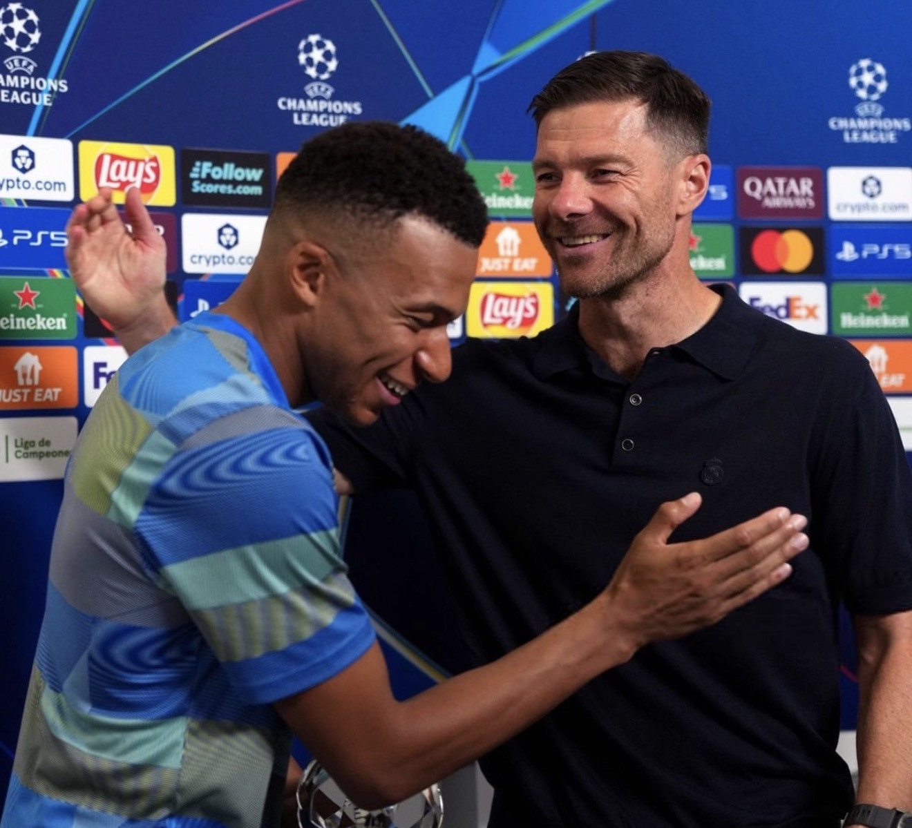 Mbappe Xabi Alonso FR.jpg Xabi Alonso và Mbappe tại Real Madrid