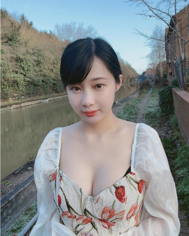 Hot girl bán trầu cau gây sốt mạng xã hội
