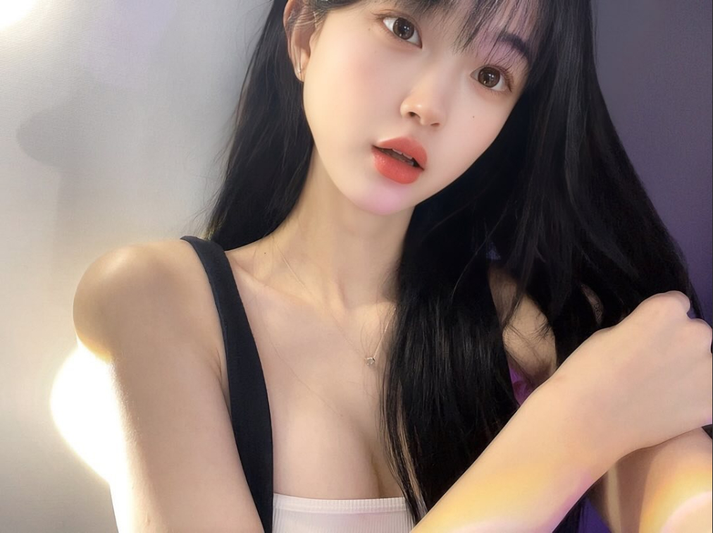 Nữ streamer tự chỉnh trang phục trên sóng bị cắt nhầm dây áo