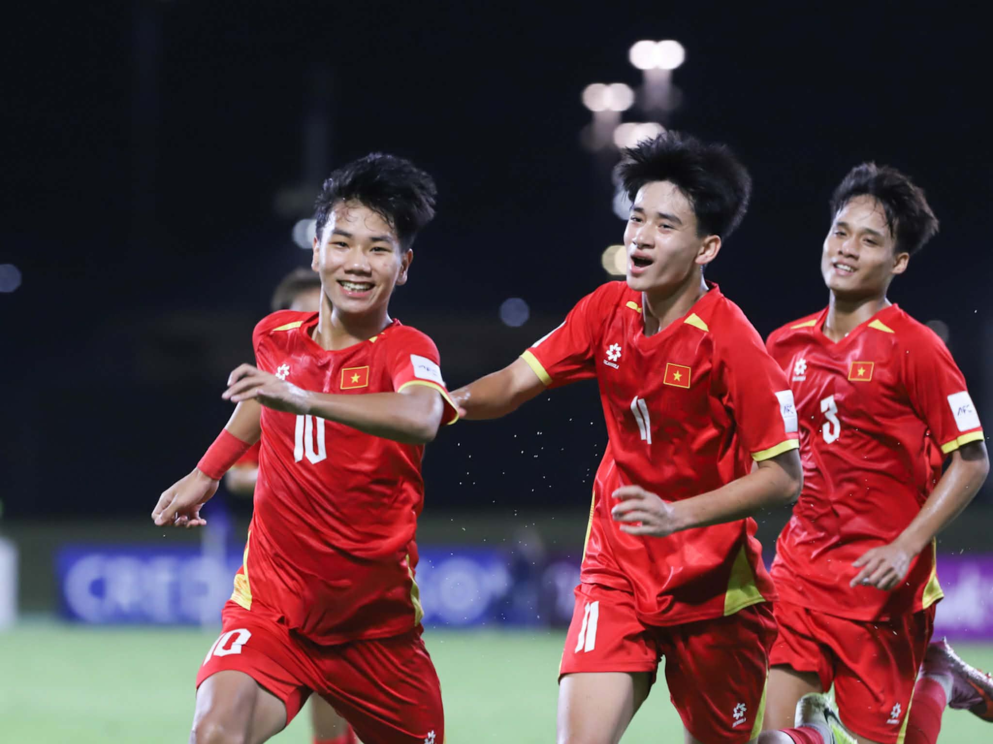 Pha bóng U17 Việt Nam gây sức ép lên khung thành U17 UAE U17 Việt Nam thi đấu quyết tâm trước U17 UAE