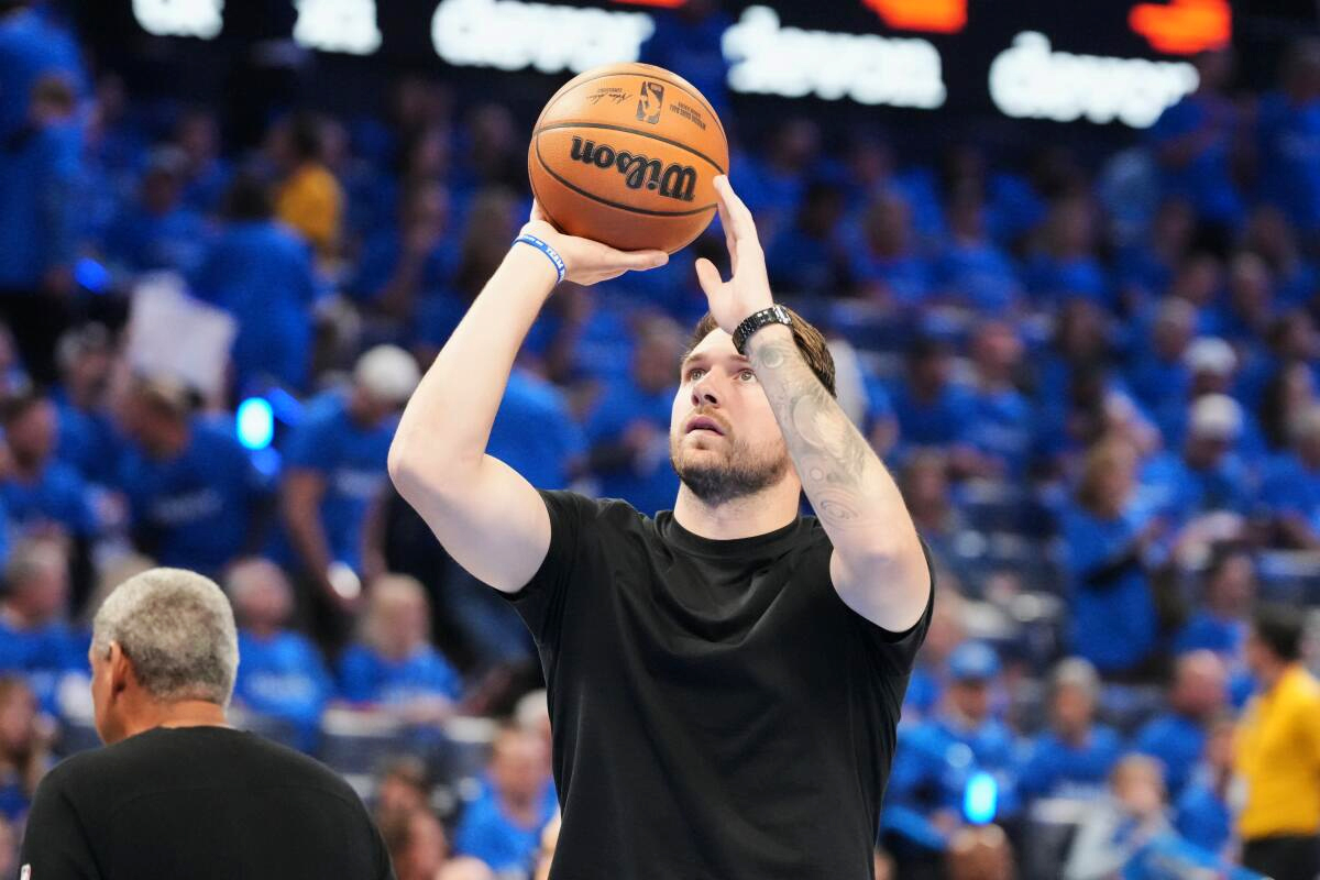 Luka Doncic ném bóng trong trận gặp Thunder