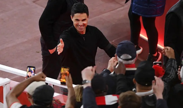 Arteta cùng Arsenal ăn mừng chức vô địch Ngoại hạng Anh