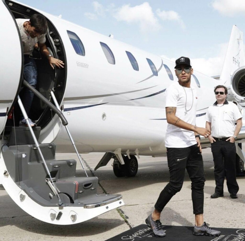 Máy bay riêng Embraer Legacy 450 của Neymar