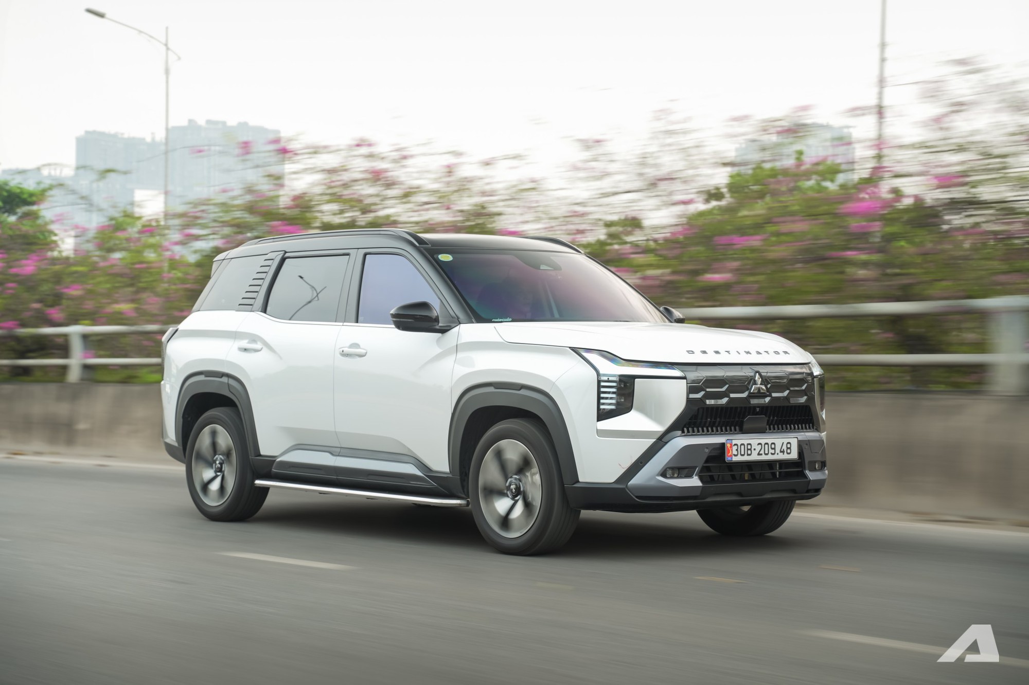 Mitsubishi Destinator vận hành trên đường đèo Hà Giang