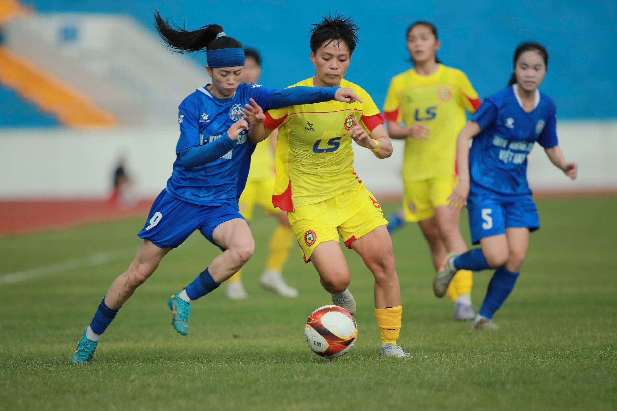 TP.HCM (áo vàng) thắng 2-0 trước Than KSVN
